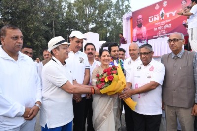 Attended the flag-off ceremony of the Run for Unity – Breast Cancer Awareness Marathon organized by the District Administration, Rohtak.